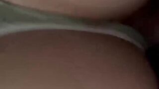 La llama pero ella esta en doggystyle