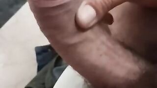 Un garçon canarien à grosse bite se masturbe dans la salle de bain de sa demi-soeur