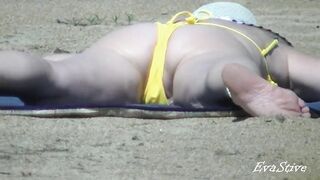 Mom undresses on the beach thinking that no one sees her