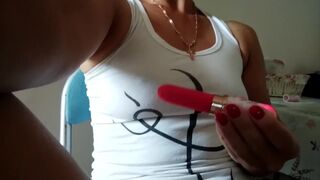 Vieni a leccami in ginocchio la figa???? uso sexy toys Aiersha