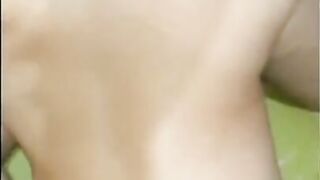 Ma femme arrive très excitée de son rendez-vous avec son amie et je lui donne le cul jusqu'à ce que