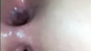 Ma femme arrive très excitée de son rendez-vous avec son amie et je lui donne le cul jusqu'à ce que