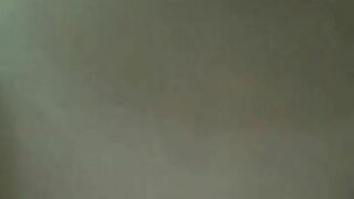 gatinha rebolando no cacete